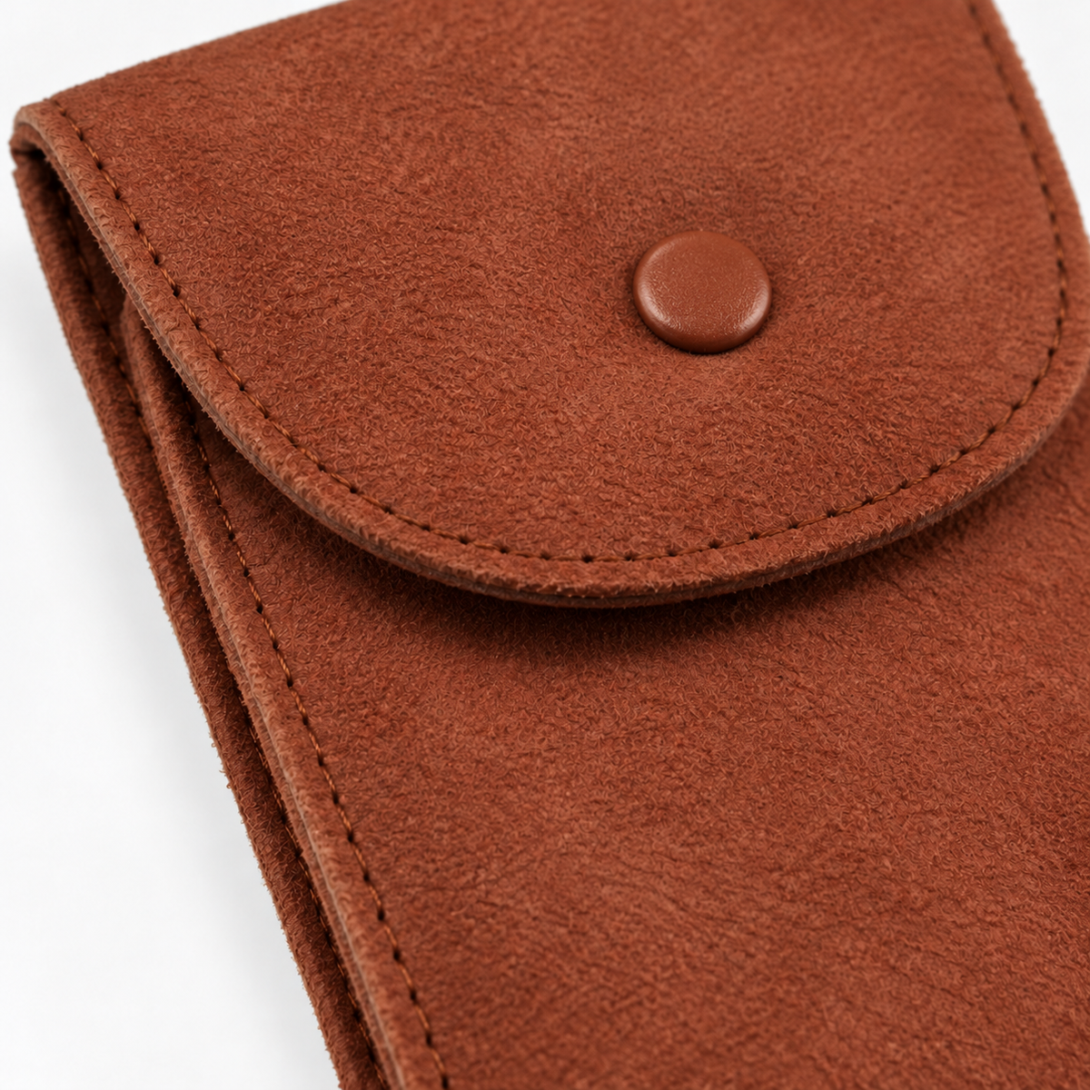Détail de la pochette marron en PU effet suédine, coutures et bouton extérieur plein