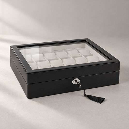 Coffret noir pour 18 montres avec vitrine, vue fermée avec clé et pompon