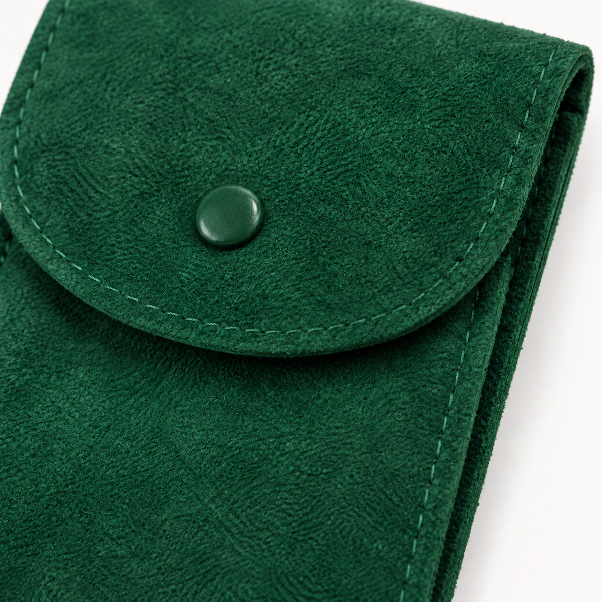 Détail de la pochette verte en PU effet suédine, coutures et bouton extérieur plein