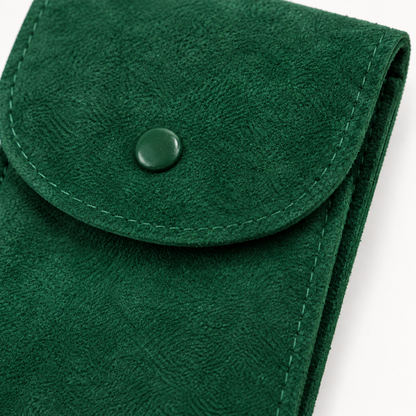 Détail de la pochette verte en PU effet suédine, coutures et bouton extérieur plein