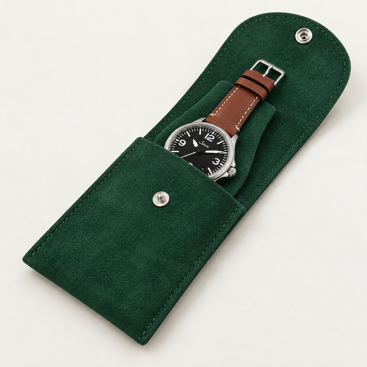 Pochette 1 montre verte en PU effet suédine, ouverte avec montre partiellement insérée