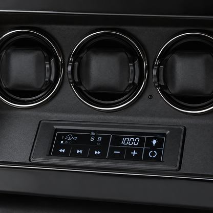 Gros plan sur les commandes numériques et les trois supports du remontoir automatique noir pour 3 montres.