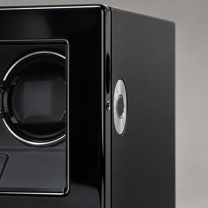 Gros plan sur le lecteur d’empreinte digitale situé sur le côté droit du remontoir 3 montres noir.